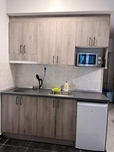 Kuchyňa alebo kuchynka v ubytovaní Corvin cozy Apartment with balcony309