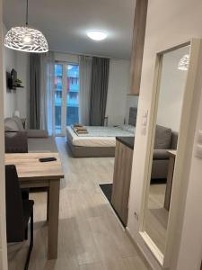 Posteľ alebo postele v izbe v ubytovaní Corvin cozy Apartment with balcony309