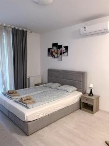 Posteľ alebo postele v izbe v ubytovaní Corvin cozy Apartment with balcony309