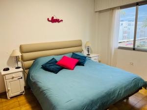 ein Schlafzimmer mit einem Bett mit zwei Kissen darauf in der Unterkunft Piso Los Angeles - 1ra Linea de Playa in Denia