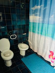 ein Bad mit einem WC und einem Duschvorhang in der Unterkunft Piso Los Angeles - 1ra Linea de Playa in Denia