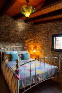 Postel nebo postele na pokoji v ubytování Carob Cottage