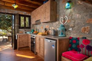 Kuchyň nebo kuchyňský kout v ubytování Carob Cottage + 37 fotografií