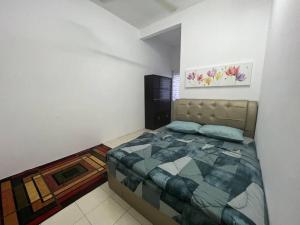 1 dormitorio con 1 cama en una habitación blanca en RUMAH MURNI by IMPIAN HOMESTAY KLIA-SALAK TINGGI-NILAI en Sepang