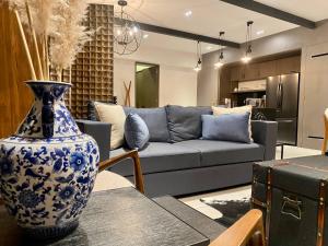 ein Wohnzimmer mit einer blau-weißen Vase auf dem Tisch in der Unterkunft Exclusive Apartment With Jacuzzi Rockefeller in El Gallinero