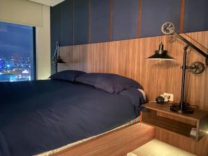 a bedroom with a blue bed and a window at Exclusive Apartment With Jacuzzi Rockefeller in El Gallinero