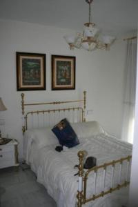 A bed or beds in a room at Piso lujo el toyo