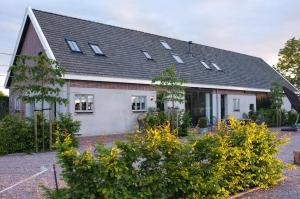 Una casa con muchas ventanas. en De Nachtdijk, en Wijk bij Duurstede