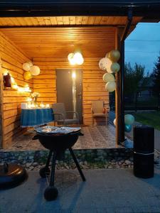 un patio con una mesa y globos frente a un edificio en Agroturystyka Siedlisko, 