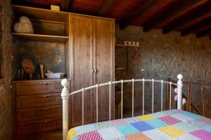 Postel nebo postele na pokoji v ubytování Carob Cottage