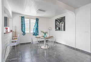صورة لـ La Villa Bleue Topaze 1er - Vue Mer في مدينة لو فوكلين