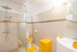 勒沃克兰La Villa Bleue Topaze RDC - Vue Mer的带淋浴、马桶和水槽的浴室