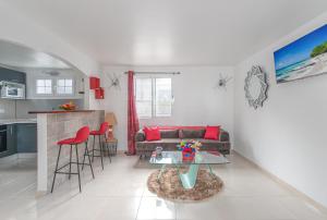 La Villa Bleue Topaze RDC - Vue Mer的休息区