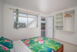 勒沃克兰La Villa Bleue Topaze RDC - Vue Mer的带床和窗户的卧室