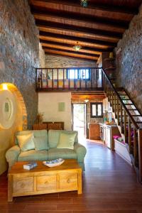 Posezení v ubytování Carob Cottage