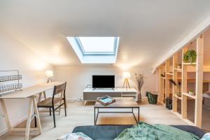 a living room with a skylight in the ceiling at Le Cocon des Marins in Châteauroux
