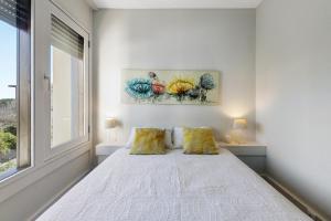 特羅亞的住宿－Apartamento T1 - Tróia Resort，一间卧室设有一张床和一个窗口