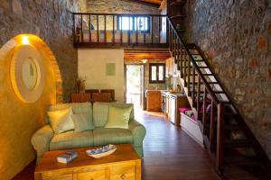 Posezení v ubytování Carob Cottage