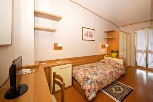 TV a/nebo společenská místnost v ubytování Albergo Ponte di Nava