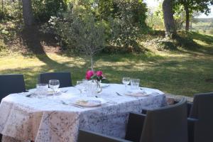 een tafel met een witte tafeldoek en bloemen erop bij Il Tulipano in Cibottola