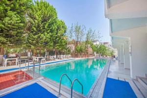 Der Swimmingpool an oder in der Nähe von Marla Didim Otel