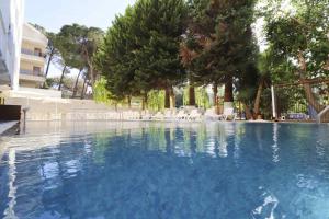 Der Swimmingpool an oder in der Nähe von Marla Didim Otel