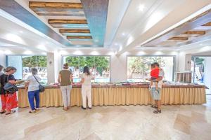eine Gruppe von Personen, die in einem Raum um einen Tresen stehen in der Unterkunft Marla Didim Otel in Didim