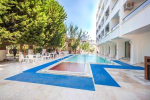 ein Swimmingpool mitten in einem Gebäude in der Unterkunft Marla Didim Otel in Didim
