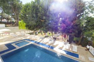 Der Swimmingpool an oder in der Nähe von Marla Didim Otel