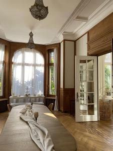- une chambre avec un grand lit et une grande fenêtre dans l'établissement La Villa Barbieux, à Roubaix