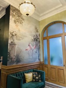 une chambre avec une peinture d'oiseaux sur le mur dans l'établissement La Villa Barbieux, à Roubaix