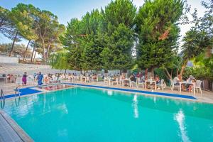 Der Swimmingpool an oder in der Nähe von Marla Didim Otel