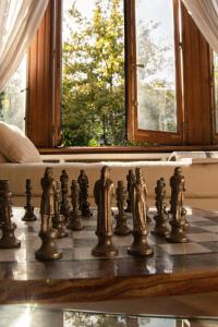 a chess board on a table in front of a window at La Villa Barbieux in Roubaix