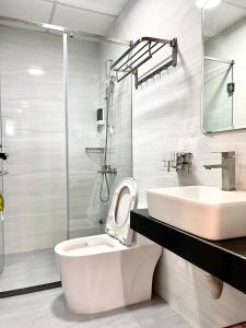 下龍灣的住宿－CHÉRIE HOMEHOTEL，浴室配有卫生间、盥洗盆和淋浴。