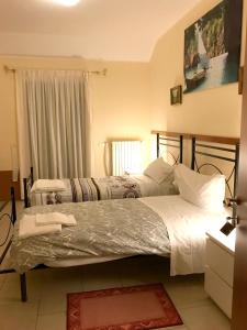 2 bedden in een hotelkamer met witte lakens bij 6 bedrooms villa with private pool enclosed garden and wifi at Enna in Enna