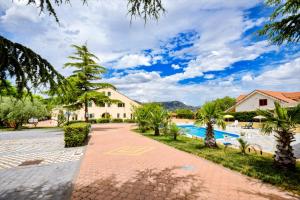 エンナにある6 bedrooms villa with private pool enclosed garden and wifi at Ennaのヤシの木が植わるリゾートです。