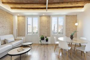 - un salon avec un canapé blanc et une table dans l'établissement Ola Living Calabria, à Barcelone