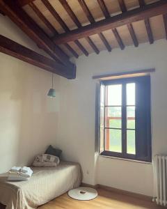 a bedroom with a bed and a window at Abbazia Sette Frati Agriturismo Fratres in Pietrafitta