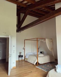 ein Schlafzimmer mit einem Himmelbett in einem Zimmer in der Unterkunft Abbazia Sette Frati Agriturismo Fratres in Pietrafitta