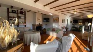 un soggiorno con divano e tavolo di Casona Torre de Alcázar a Jerez del Marquesado