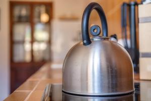 une bouilloire assise sur une cuisinière dans l'établissement Casa Antonia, à Sóller