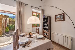 une salle à manger avec une table et une grande fenêtre dans l'établissement Casa Antonia, à Sóller