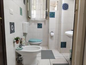 La salle de bains est pourvue de toilettes et d'un lavabo. dans l'établissement La Dimora Fiorita, à Catane