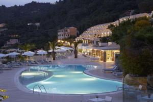 una gran piscina en un complejo por la noche en Pelekas Monastery en Pelekas