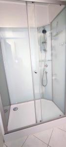 y baño con ducha y puerta de cristal. en Bungalow Ückeritz, en Ückeritz