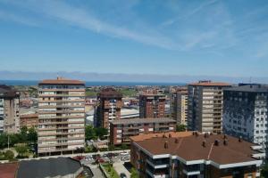 uitzicht op een stad met hoge gebouwen bij Spacious and light flat with beautiful views in Santander