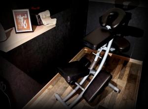 a room with a barber chair sitting on a table at PLAISIR DES SENS in Roanne