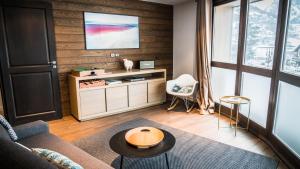 ein Wohnzimmer mit einem Sofa und einem Tisch in der Unterkunft Appartement Relax in Bourg-Saint-Maurice
