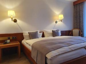 Postel nebo postele na pokoji v ubytování Käfernberg - Weinhotel