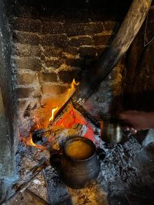 garnek zupy siedzący na ogniu w obiekcie Ballkon Turi w Tiranie